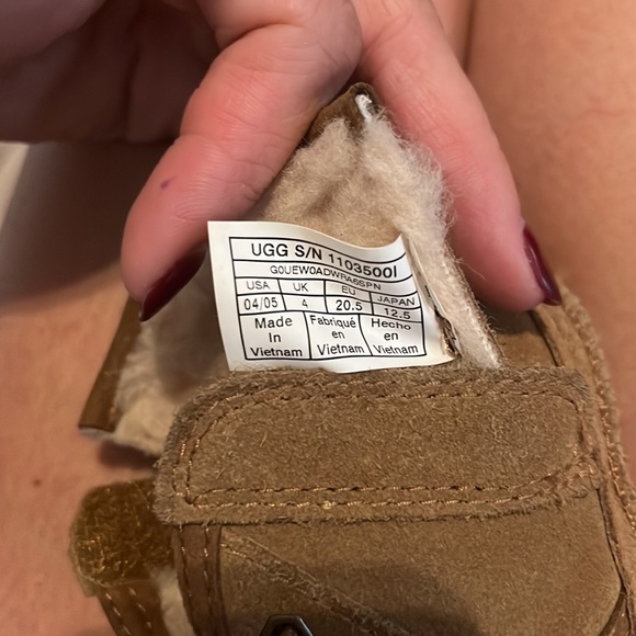 Baby neumel uggs size 4 - Picture 4 of 4